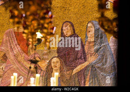 Israel, Jerusalem, Kirche des Heiligen Grabes, Mosaik an der Wand der Kalvarienberg (oder Golgatha), der Ort, wo Jesus gekreuzigt wurde, - die Station 11 auf der Via Dolorosa Stockfoto