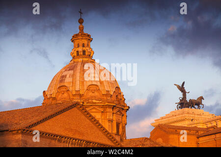 Italien, Latium, Rom, Vittorio Emanuele II-Denkmal mit zwei Statuen der Göttin Victoria reiten auf quadrigas auf dem Dach neben der Kirche Santi Luca und Martina - Kirche des Heiligen Lukas und Martina Stockfoto