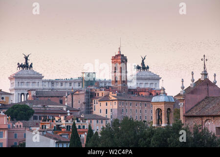 Italien, Latium, Rom, Piazza Venezia, Aussicht in Richtung Vittorio Emanuele II-Denkmal mit zwei Statuen der Göttin Victoria reiten auf quadrigas auf dem Dach Stockfoto