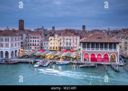 Mercati di Rialto (Rialto Markt) & Grand Canal, Venice, Italien Stockfoto