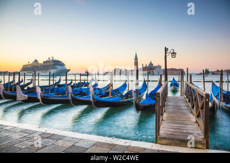 Seven Seas Explorer Cruiseship vorbei an der Chiesa di San Giorgio Maggiore & Markusplatz (Piazza San Marco), Venedig, Italien Stockfoto