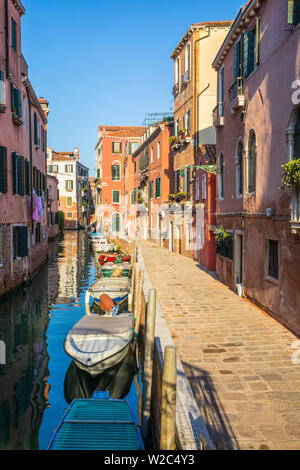 Kleinen Kanal im Viertel Cannaregio in Venedig, Venetien, Italien Stockfoto