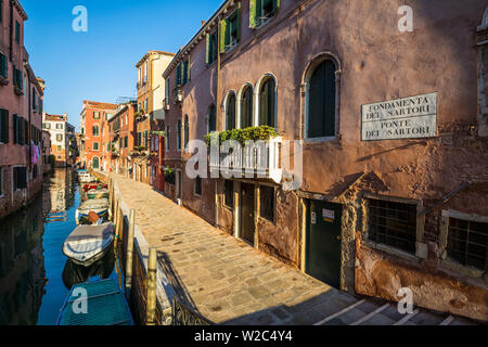 Kleinen Kanal im Viertel Cannaregio in Venedig, Venetien, Italien Stockfoto