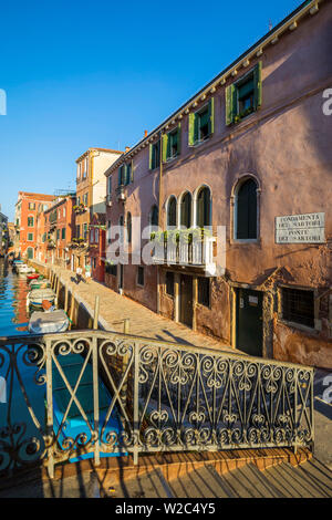 Kleinen Kanal im Viertel Cannaregio in Venedig, Venetien, Italien Stockfoto