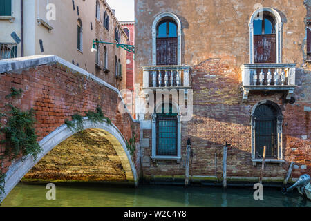 Kleinen Kanal im Viertel Cannaregio in Venedig, Venetien, Italien Stockfoto