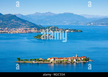 Erhöhte Blick über die idyllische Isola dei Pescatori (Fischer- Inseln), die Borromäischen Inseln, Lago Maggiore, Piemont, Italien Stockfoto