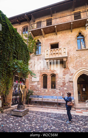 Bronzestatue von Giullieta (von Romeo und Julia, Fame), Casa Giullieta, Verona, Venetien, Italien Stockfoto