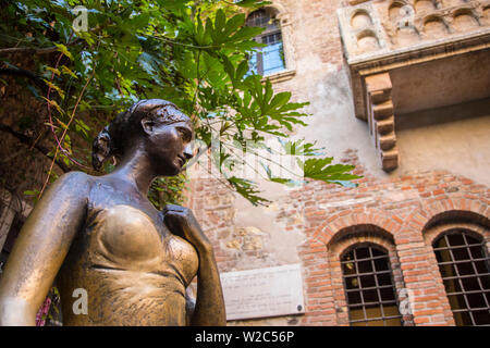 Bronzestatue von Giullieta (von Romeo und Julia, Fame), Casa Giullieta, Verona, Venetien, Italien Stockfoto