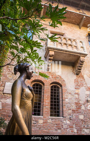 Bronzestatue von Giullieta (von Romeo und Julia, Fame), Casa Giullieta, Verona, Venetien, Italien Stockfoto