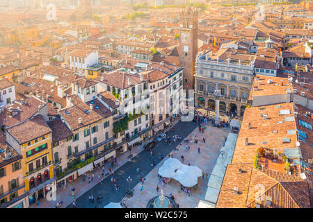 Piazza Delle Erbe, Verona, Veneto, Italien Stockfoto