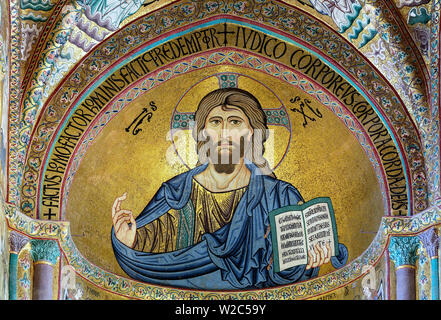 Mosaik des Christus Pantokrator (12. Jahrhundert), Kathedrale von Cefalu, Cefalu, Sizilien, Italien Stockfoto