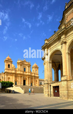 San Nicolo Kathedrale mit Noto Rathaus im Vordergrund, Noto, Sizilien, Italien Stockfoto