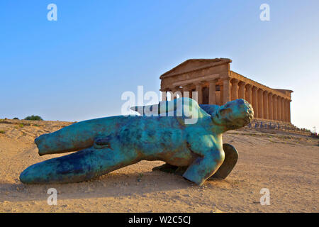 Statue im Tempel von Concord, Tal der Tempel, Agrigento, Sizilien, Italien Stockfoto