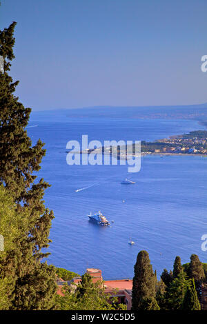 Blick vom griechischen Theater in Taormina, Taormina, Sizilien, Italien Stockfoto