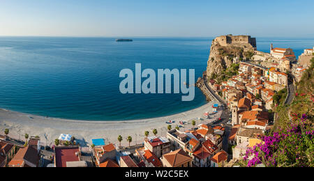 Blick auf die Stadt mit Castello Ruffo, Scilla, Kalabrien, Italien Stockfoto