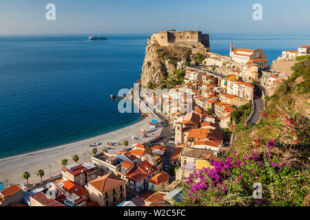 Blick auf die Stadt mit Castello Ruffo, Scilla, Kalabrien, Italien Stockfoto