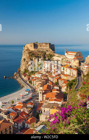 Blick auf die Stadt mit Castello Ruffo, Scilla, Kalabrien, Italien Stockfoto