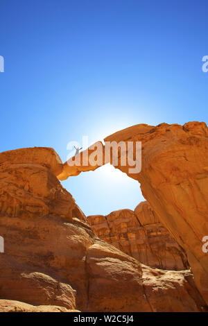 Jebel Umm Fruth Steinbrücke, Wadi Rum, Jordanien, Naher Osten Stockfoto