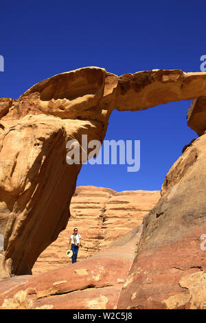 Jebel Umm Fruth Rock Bridge, Wadi Rum, Jordanien, Naher Osten (MR) Stockfoto