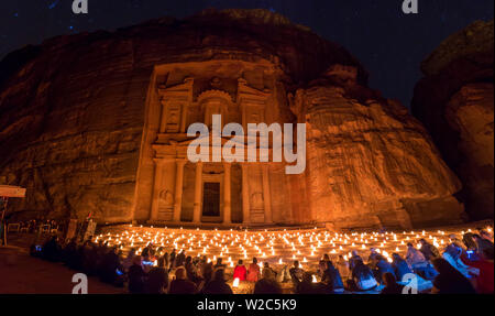 Das Finanzministerium (El Khazneh), in der Nacht beleuchtet von Kerzen, Petra, Jordanien Stockfoto