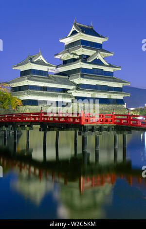 Japan, zentralen Honshu (Chubu), Präfektur Nagano, Matsumoto, Matsumoto-jo (Schloß Matsumoto), den drei Türmen donjon im Jahre 1595 in Kontrastfarbe Schwarz und Weiß erbaut, umgeben von einem Wassergraben - nachts beleuchtet Stockfoto
