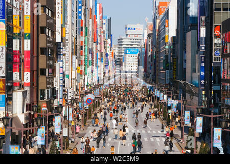 Asien, Japan, Honshu, Tokyo, Ginza, Erhöhte Ansicht entlang Chuo-dori, die angesagtesten Einkaufsstraße in Tokio Stockfoto