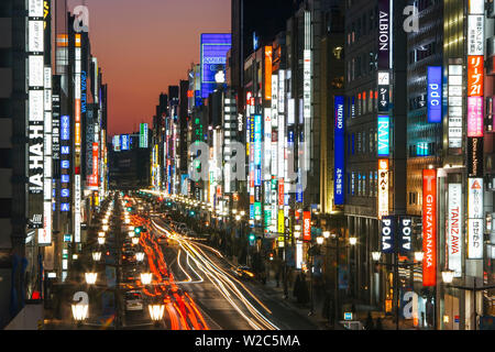 Asien, Japan, Honshu, Tokyo, Tokio, Ginza, Chuo-Dori, erhöhte Ansicht in der Abenddämmerung entlang Tokios exklusivsten Einkaufsstraße Stockfoto