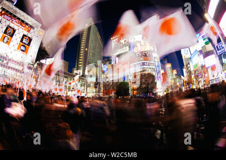 Asien, Japan, Tokio, Shibuya, Shibuya Crossing - Massen von Menschen überqueren die berühmte Kreuzung im Zentrum der Shibuyas modischen Shopping und Entertainment Viertel Stockfoto