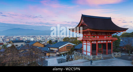 Japan, Kyoto, Kyoto, Kiyomizu-dera Tempel, das Deva gate Stockfoto