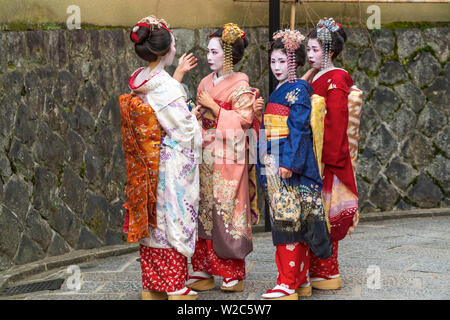 Frauen gekleidet in traditionelle Geisha Kleid, Kyoto, Japan Stockfoto