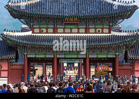 Den Wachwechsel Zeremonie, Gyeongbokgung, Palast der Strahlenden Glück, Seoul, Südkorea Stockfoto