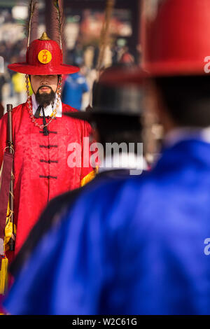 Den Wachwechsel Zeremonie, Gyeongbokgung, Palast der Strahlenden Glück, Seoul, Südkorea Stockfoto