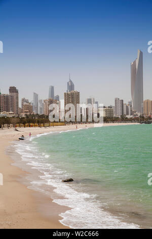 Kuwait, Kuwait City, Salmiya, Arabischen Golf Strand und die Skyline der Stadt in Richtung Al Hamra Tower suchen Stockfoto