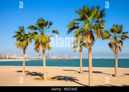 Kuwait, Kuwait City, Salmiya, Palm Beach mit Sicht auf die City Skyline im Hintergrund Stockfoto