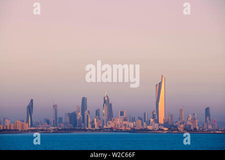 Kuwait, Kuwait City, Salmiya, den arabischen Golf und die Skyline der Stadt auf der Suche nach Al Hamra Tower Stockfoto