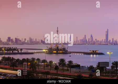 Kuwait, Kuwait City, Salmiya, Marina Wellen Freizeitkomplex - ein drei-stöckigen Freizeitkomplex spezialisiert auf Land und Meer Aktivitäten Stockfoto