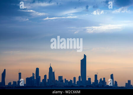 Kuwait, Kuwait City, Salmiya, den arabischen Golf und die Skyline der Stadt auf der Suche nach Al Hamra Tower Stockfoto