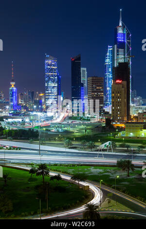 Kuwait, Kuwait City, erhöhten Blick auf die moderne Skyline der Stadt und den central business district Stockfoto