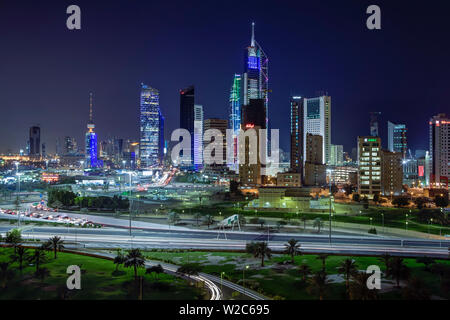 Kuwait, Kuwait City, erhöhten Blick auf die moderne Skyline der Stadt und den central business district Stockfoto