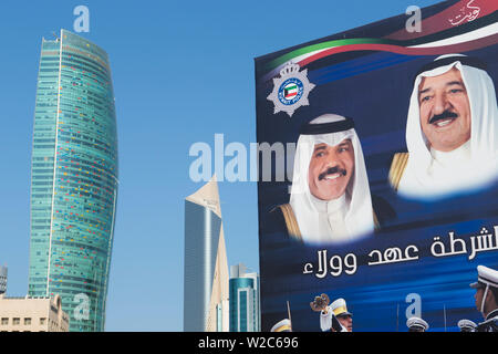 Kuwait, Kuwait City, erhöhten Blick auf die moderne Skyline der Stadt und den central business district Stockfoto