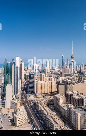 Kuwait, Kuwait City, erhöhten Blick auf die moderne Skyline der Stadt und den central business district Stockfoto
