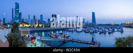 Kuwait, Kuwait City, die Skyline der Stadt von Souk Shark Mall und Kuwait Hafen gesehen Stockfoto