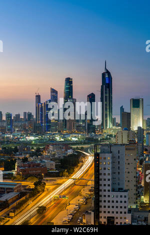 Kuwait, Kuwait City, erhöhten Blick auf die moderne Skyline der Stadt und den central business district Stockfoto