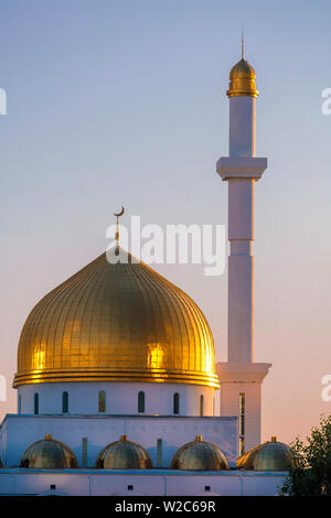 Zentralasien, Kasachstan, Astana, Nur Astana Moschee in der Dämmerung Stockfoto