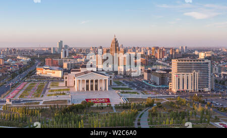 Zentralasien, Kasachstan, Astana, erhöhten Blick über die Innenstadt und Opera Theater-Gebäude Stockfoto