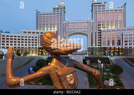 Zentralasien, Kasachstan, Astana, Nurzhol Bulvar, KazMunaiGas Gebäude und Khan Shatyr center Stockfoto