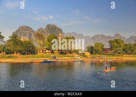 Laos, Vang Vieng. Nam Song Fluss- und Karstlandschaft Stockfoto