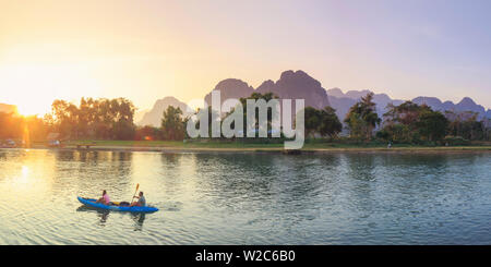 Laos, Vang Vieng. Nam Song Fluss- und Karstlandschaft Stockfoto