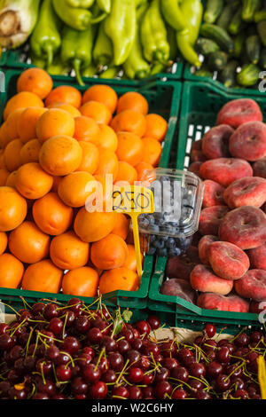 Obst und Gemüse in Kisten sind auf dem europäischen Markt verkauft. Stockfoto