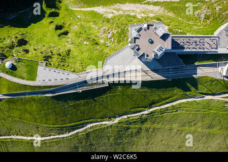 Luftaufnahme des Monte Generoso und Mario Botta Fiore di Pietra Restaurant. Rovio, Ceresio See, Kanton Tessin, Schweiz. Stockfoto